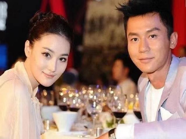 张馨予|35岁张馨予晒自拍引热议，穿性感露脐装秀小蛮腰，漫画脸精致迷人