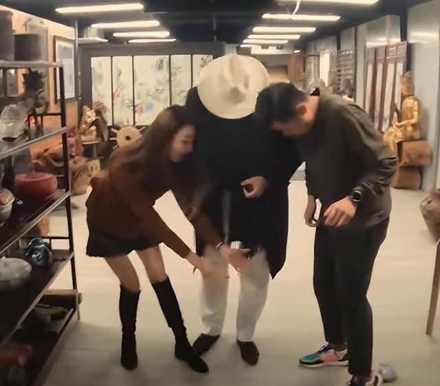 香港小姐|港姐主持人失手摔清朝古董,花容失色当场吓哭,主人愤怒索赔