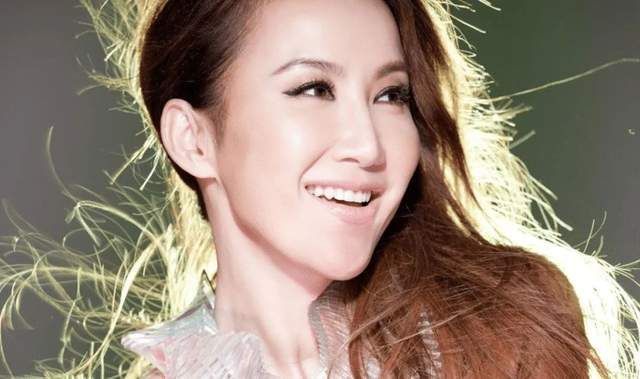 李玟|卖弄性感三十年，没人敢骂她