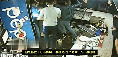 外卖小哥大战健身教练!街头上演激烈打斗,网友:肌肉白练了!