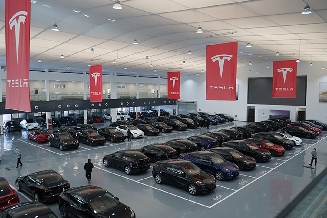 男子试乘特斯拉Model Y,女销售展示加速性能翻车直接把车开沟里