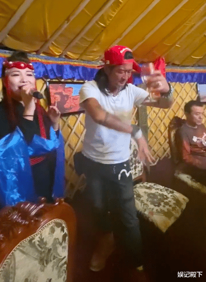 孙兴|演员孙兴退圈后真潇洒，到处游玩吃喝玩乐，狂搂陪唱女子超自来熟！