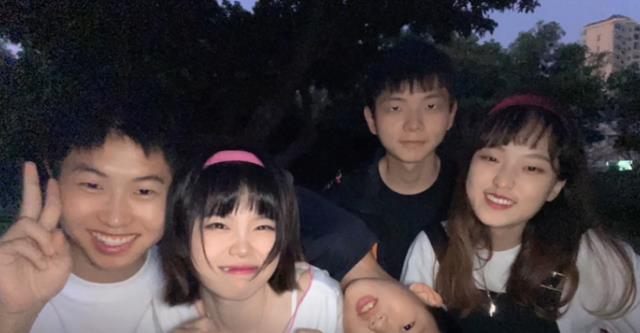 |孙卓小学照曝光,比同班孩子老成,锅铲头亮了,网友:祖传头型?