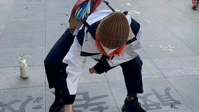 孙俪|孙俪在上海公园扎马步写毛笔字！打扮随性运动风，字迹工整被夸赞