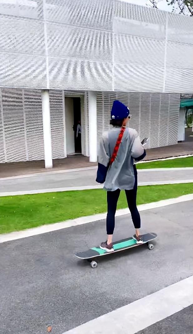 张嘉倪|张嘉倪深夜街头玩滑板，穿露脐装秀细腰，纤细大长腿十分吸睛