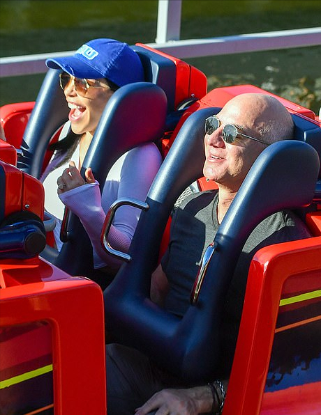 亚马逊老板和女友出街好闪耀!52岁桑切斯穿小白裙扮嫩,曲线真美