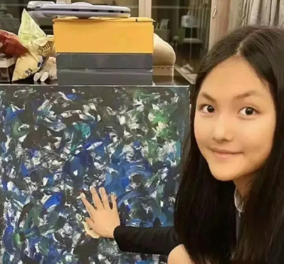 王诗龄|12岁王诗龄瘦到认不出！穿拖鞋炫出一双筷子腿，背五千小包气场大