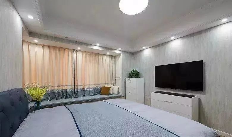 110平现代三居室,灰白黑的色调,让全屋上档次极了,客厅更大气