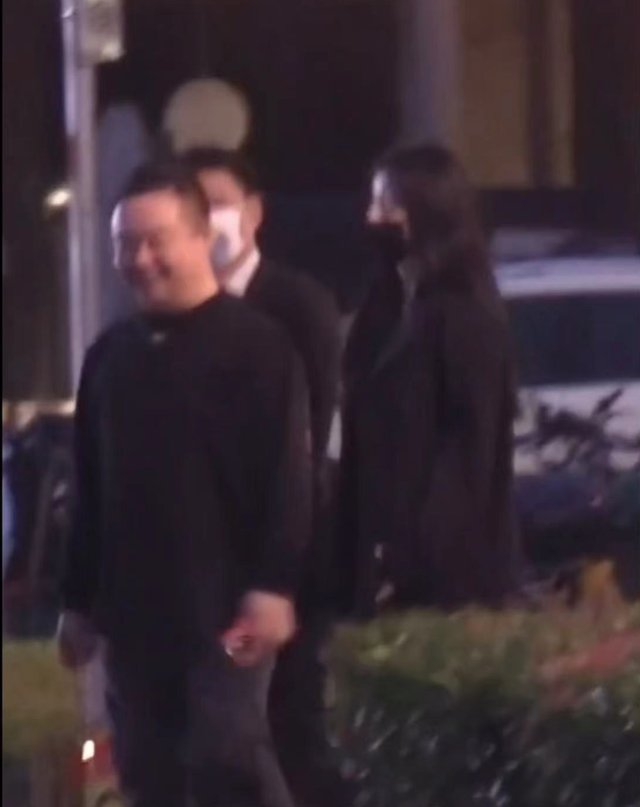 张俪|知名女星遭大龄商务男揩油!深夜聚餐后被男方搂腰!