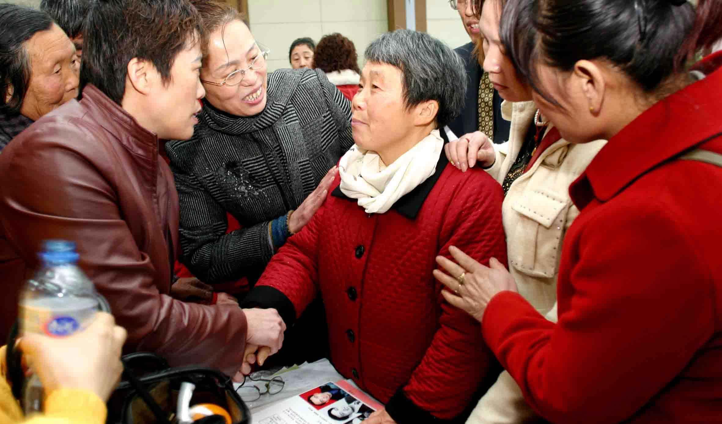 05年河南女孩发现一陌生男子长得像爸爸,查DNA后发现是自己亲叔