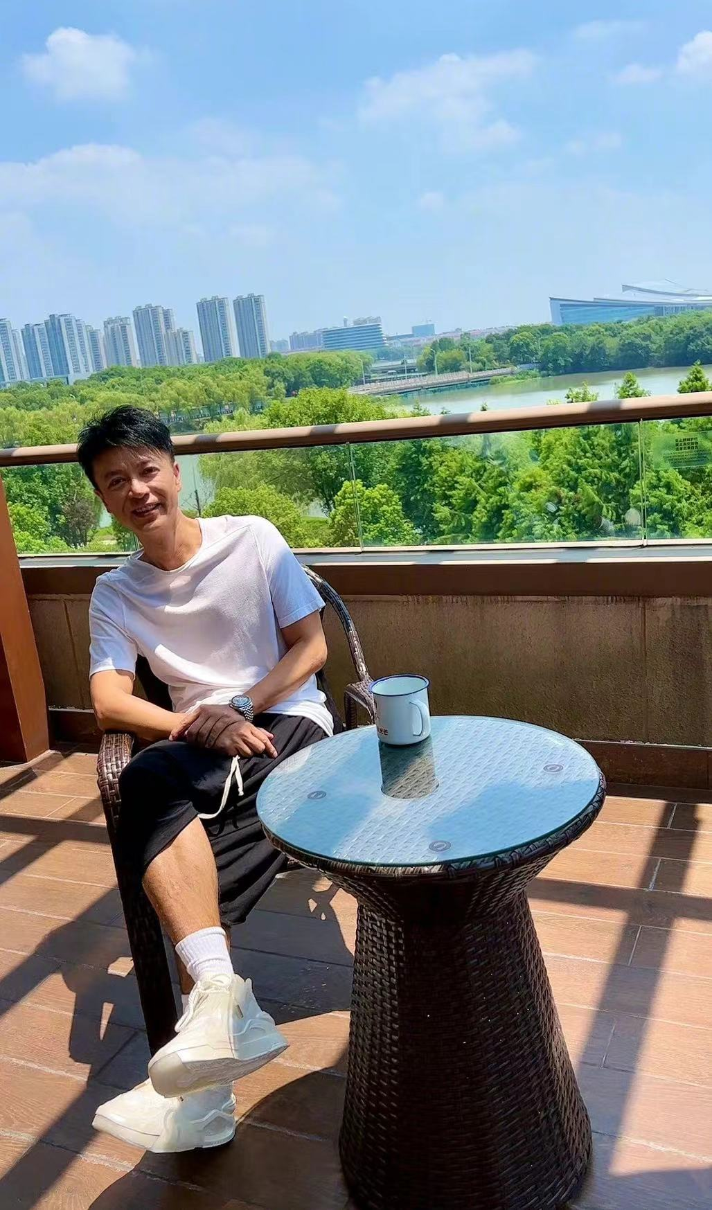 李克勤|55岁港星李克勤内地捞金！坐拥数亿豪宅，小6岁娇妻把控财政大权