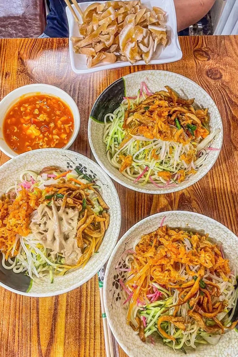 能让天津人放下煎饼馃子的，也就那碗捞（láo）面了！
