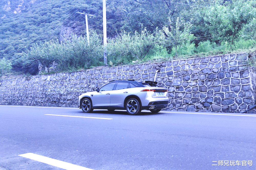 与世隔绝|十天假,两个人,一台车,我经历了一场怎样的川西自驾之旅?