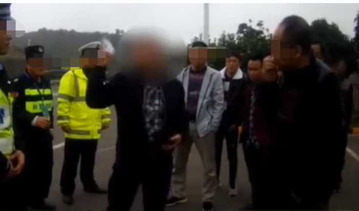 贵州,一辆卧铺大巴车驶入服务区,准备加点油,一名男子趁着这个间隙,下车去上厕所