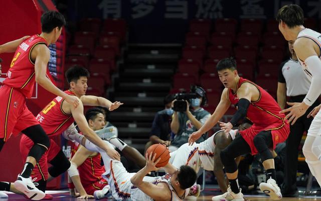 祝铭震|沈梓捷和贺希宁为啥事争执？沈梓捷透露内幕，杨毅说得更直接