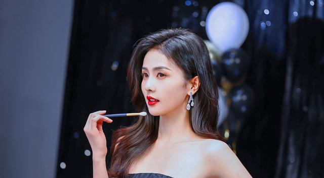 陈都灵|换个造型像解开封印，有多少女明星的颜值被低估了