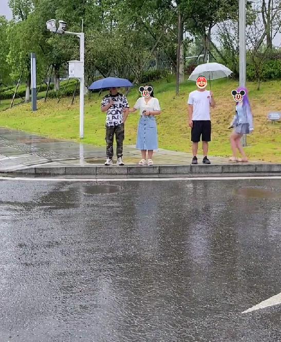 女子蹭陌生男子的雨伞,他宁可把雨伞关掉一起淋雨,也不让女子蹭