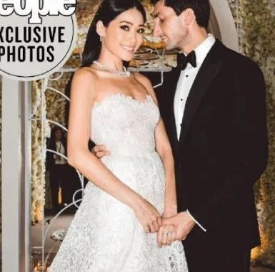 设计师|王薇薇:72岁身家过亿,皮肤白皙身材如少女,跟小男友相爱7年