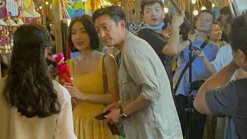 秦岚|秦岚穿吊带裙拍戏，街头撸串真实接地气，瘸腿工作让人心疼