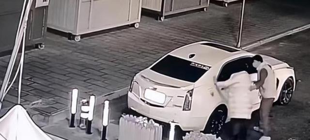 纪实:车主忘锁车门,一对陌生男女进入车中,离开时忘拿瘦身衣