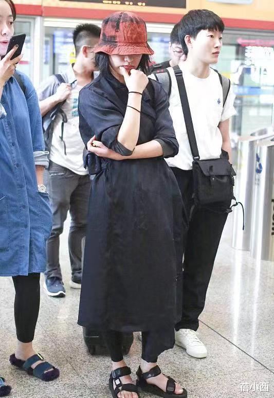 周迅|周迅穿出了70后女性想要的简约高级感,一身黑配渔夫帽,照穿也美