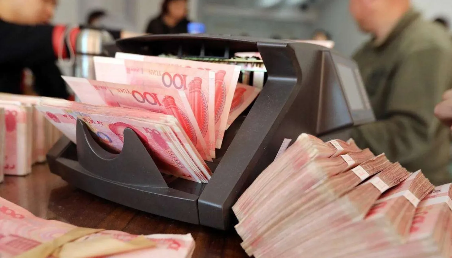 黑龙江哈尔滨,一男子将200万存入银行。第二年去取现时,发现账户上200万不翼而飞