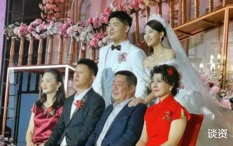 闫学晶|49岁闫学晶吃烧烤动作豪迈,手上拿一把铁签子,大口狂吃满面红光