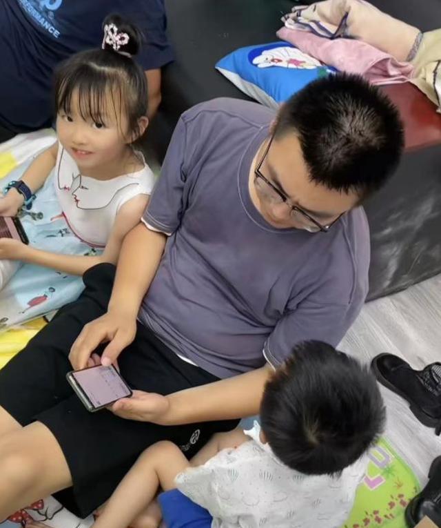 许敏|姚家男儿直播分享聚餐画面,许敏姚爸再同框,与姚威关系仍是焦点