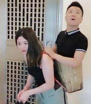 连体夫妻在网上走红后,无腿丈夫却劈腿女粉,独臂妻子一人带女儿