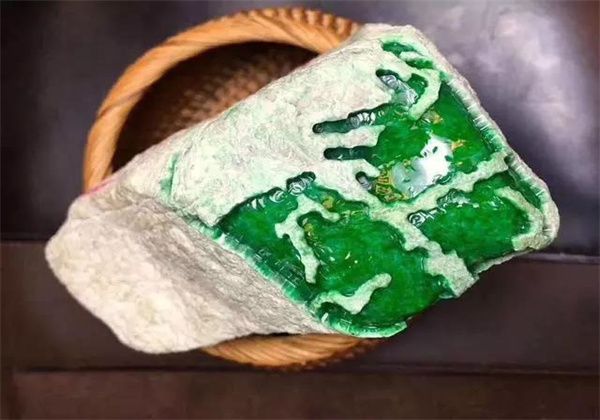 翡翠|3万买来一块翡翠原石，开窗直击600万！