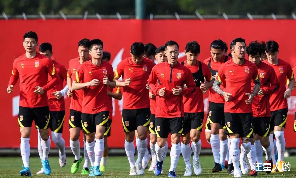 国足|国足训练视频火遍全网！球迷：在玩“足球抓小鸡”，训练强度不小