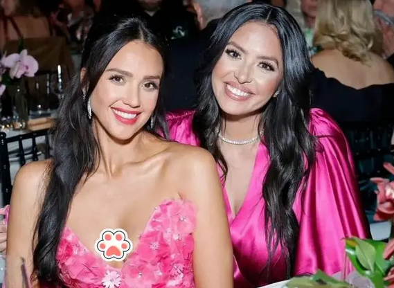 康熙|40岁瓦妮莎亮相时尚晚会!一袭红色长裙亮眼,守寡2年风韵犹存