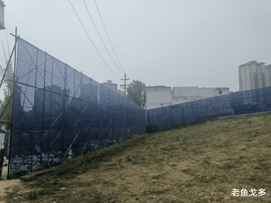 |高层建筑施工使用这种蓝色钢网片做防护，真的好吗？