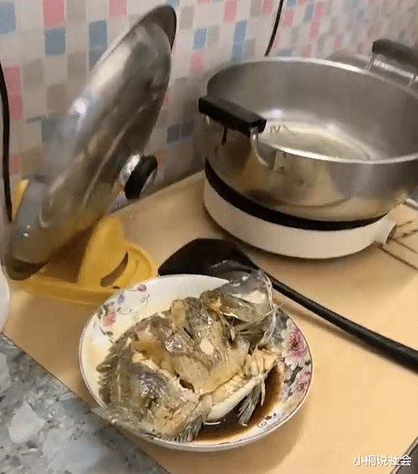 广东一男子下班回家太累睡着,醒来看到暖心一幕:儿子已做好饭菜