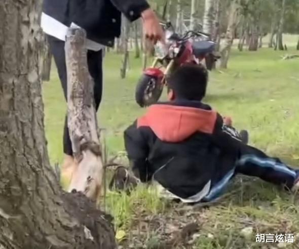 又见欺凌!一男孩在树林里被多名青年辱骂殴打,被迫下跪磕头!