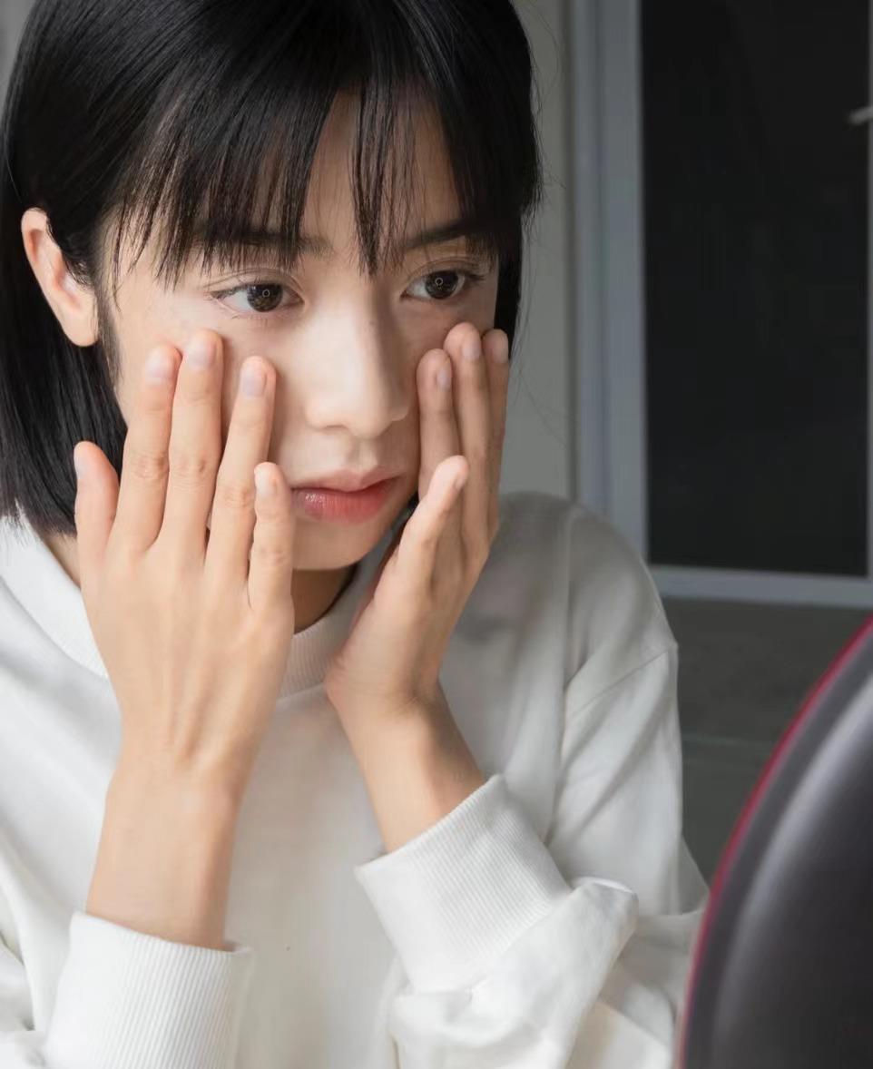补水 讲真，皮肤暗黄的女人，别着急用美白精华，这几个习惯更值得坚持