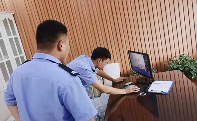 案例:按摩店保洁员偷看房间内客人隐私,被门缝里伸出的刀刺瞎
