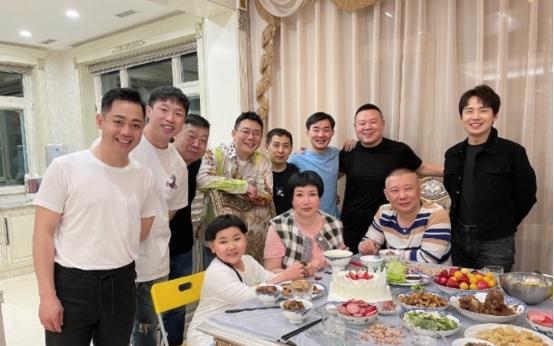 郭德纲|郭德纲生日排面足，众徒弟齐聚家中聚餐，豪宅装修太大气