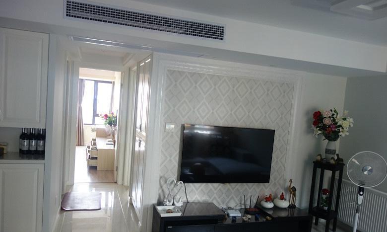 去朋友新家,我一看客厅没阳台,采光差,皱了下眉他就不高兴了!