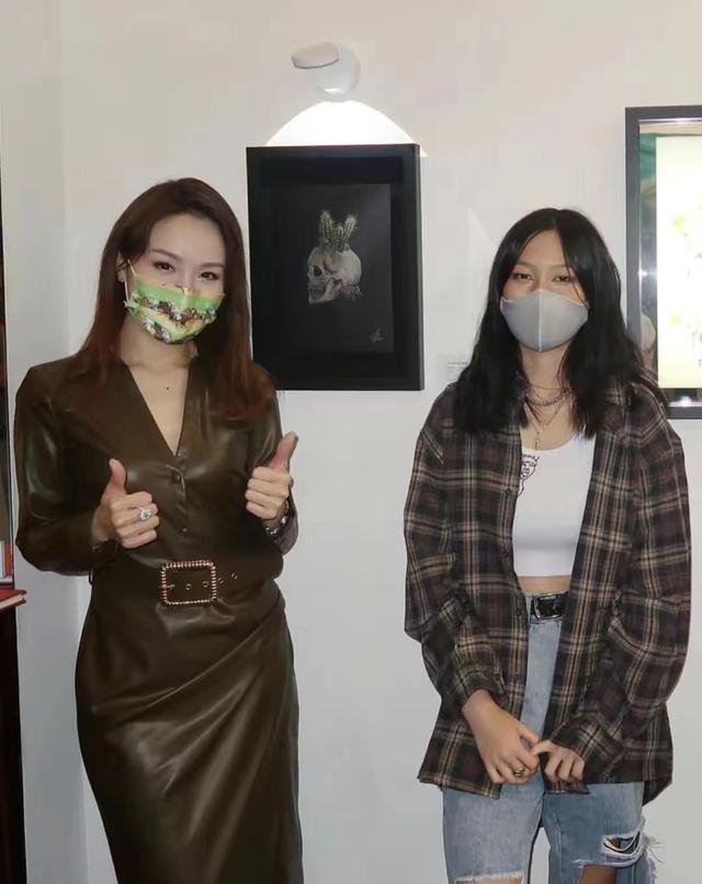 张学友|张学友17岁女儿办画展，穿露腰装破洞裤身材好