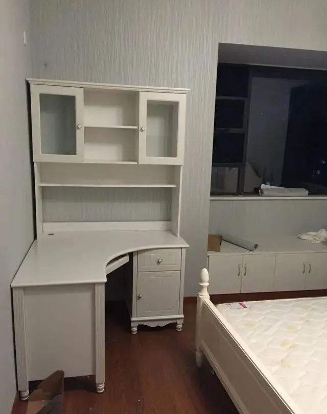 老公只不过在卧室窗角打了一排柜子,阳台立马变飘窗,漂亮实用!