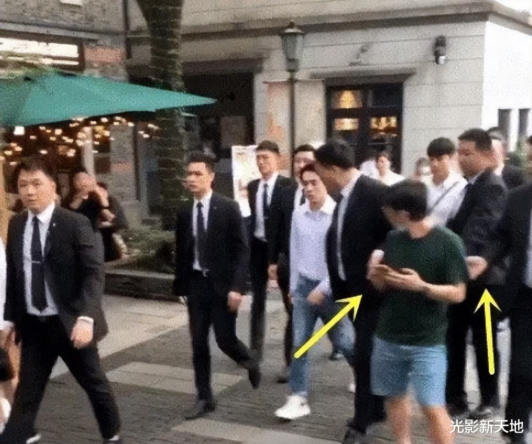 蔡徐坤|蔡徐坤被曝耍大牌，下飞机时保镖堵舱门，还大吼让乘客报警