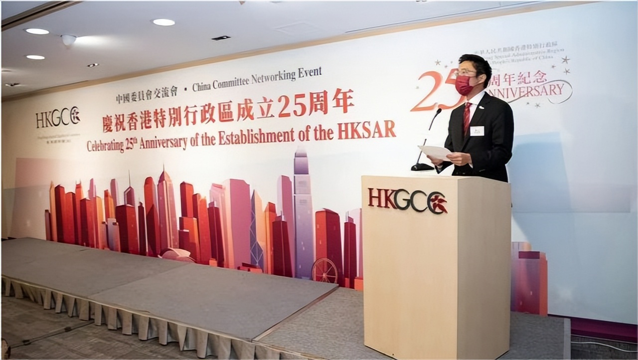 霍启山|霍启山亮相有大将范!穿西装秀笔挺身材,比哥哥霍启刚更帅