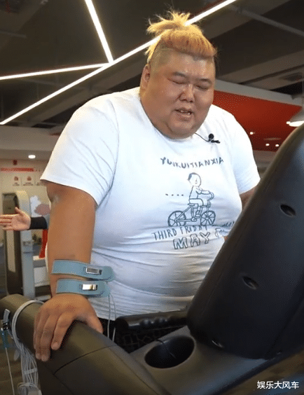 睡眠 ?胖猴仔10天暴瘦40斤，无视医生警告重操旧业，网友：要钱不要命
