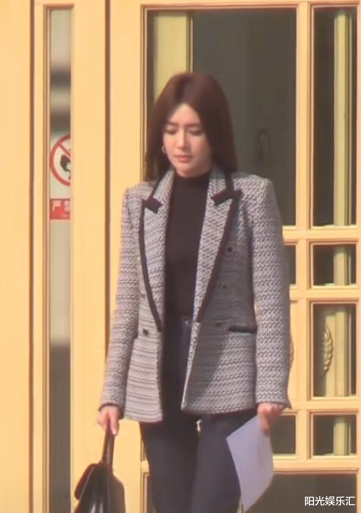 秦岚|秦岚片场等拍戏，被好几个助理围着补妆打伞，筷子腿比旁人细一圈