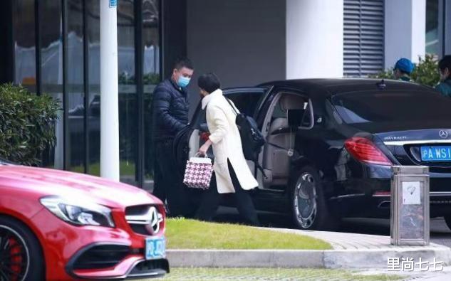 孙俪|孙俪难得露富一回！邓超300万豪车护送媳妇，她却穿得像女助理