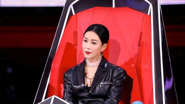 那英|那英上喜剧综艺当导师,她要放弃《好声音》吗?我有四点看法