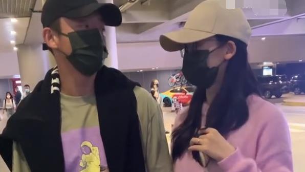 苗苗|郑恺夫妇现身机场！两人贴头蜜语好甜，苗苗身材纤细少女感十足