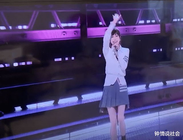 王心凌|贵州一男子晒看王心凌唱歌视频，网友以为跟风，镜头扫到桌面惊了