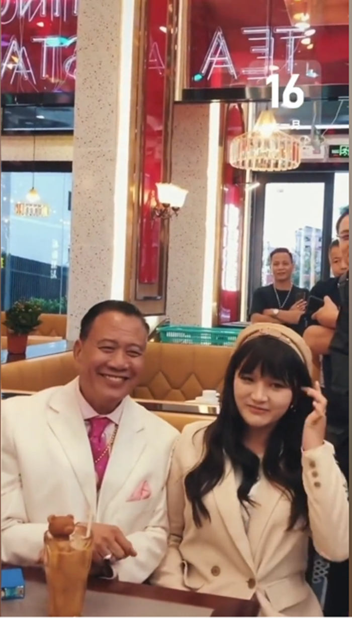 小姐姐|64岁万梓良在酒吧喝大了！双眼迷离脸通红，一众美女排队靠肩合影